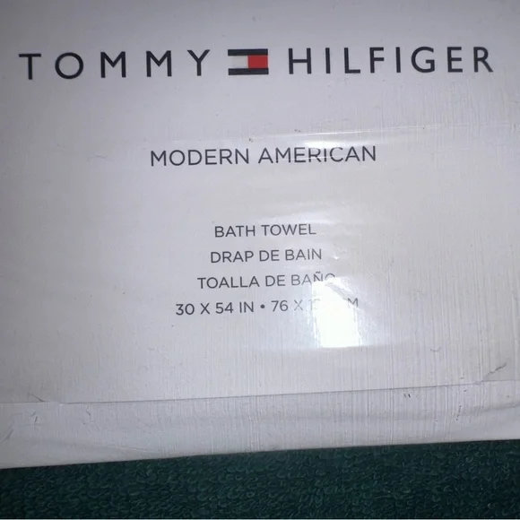 Tommy Hilfiger Bath Towel- NWT 🤩 - Picture 2 of 2
